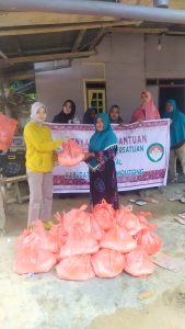 DHARMA WANITA PERSATUAN DINAS SOSIAL KABUPATEN PARIGI MOUTONG BERI SEMBAKO KE MASYARAKAT DESA CATUR KARYA DUSUN JATILUWIH
