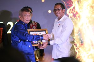 Bupati Parigi Moutong Samsurizal Terima Golden Award SIWO PWI Pusat Tahun 2023