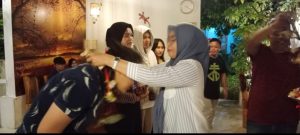 Ketum PBVSI Parimo Kalungkan Bunga Kepada Atlet Bola Voli Sulteng