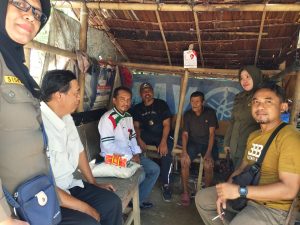 Kabid Binmas Satpol PP Berbagi dengan kaum duafa