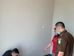 Penyidik Geledah Rumah Tersangka KB
