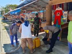 Fenomena El Nino, Polres Banggai Salurkan Ribuan Liter Air bersih di Pasar NKRI Luwuk Selatan