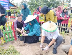Penilaian Lomba Kebun Dasa Wisma Dirangkaikan Dengan Gerakan Tanam Cabai Di Desa Baliara
