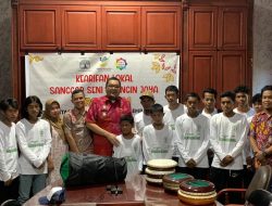 Richard Serahkan Bantuan dari BNPT Ke Sanggar Seni Beringin Jaya Desa Tovalo