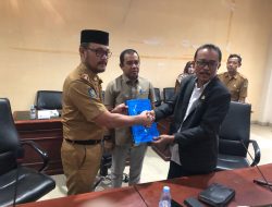 Sekda Kab. Parigi Moutong Mendengarkan Laporan Hasil Pelaksanaan Reses