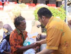 Pj Bupati Parigi Moutong menyerahkan Bantuan Pangan secara simbolis