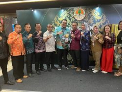 Kementerian Lingkungan Hidup dan Kehutanan (KLHK) RI memberikan penghargaan Adipura 2023 pada Pj. Bupati Pargi Moutong