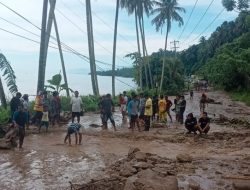 Desa Uevolo Di Hantam Banjir,Jalan Trans Sulawesi Tertutup Material Kayu
