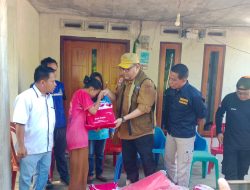 PJ Bupati Parigi Moutong Serahkan Bantuan kepada Korban Banjir di Desa Bainaa Barat