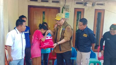 PJ Bupati Parigi Moutong Serahkan Bantuan kepada Korban Banjir di Desa Bainaa Barat