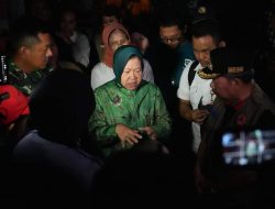 Mensos Risma Kunjungi Korban Banjir Lahar Dingin Gunung Marapi di Kab. Agam