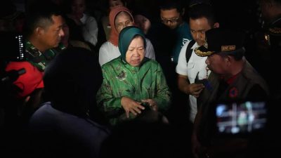 Mensos Risma Kunjungi Korban Banjir Lahar Dingin Gunung Marapi di Kab. Agam