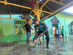Pasca Banjir WIZ Bantu Pembersihan Rumah Ibadah Di Desa Sibalago