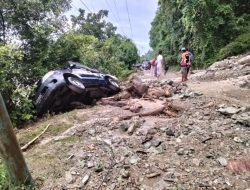 Bencana Longsor di Pangas: Dua Mobil Rusak Akibat Curah Hujan Tinggi