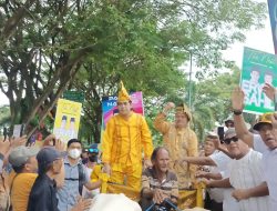 Pasangan Erwin-Sahid Mendaftar ke KPU Parimo dengan Gerobak, Disambut Tarian Adat Kaili