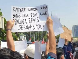 Demo Tolak RUU DPR RI: Kekecewaan Pencari Kerja Terefleksikan dalam Tulisan Karton