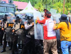 Sispamkota,Pendemo Lakukan Aksi Anarkis di Depan Kantor DPRD Parigi Moutong