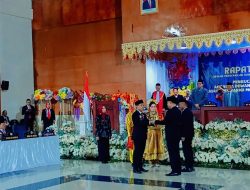 Faisan Serahkan Palu Sidang DPRD Parigi Moutong Ke Pimpinan Sementara