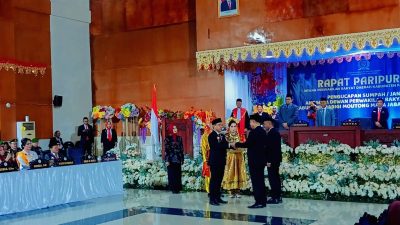 Faisan Serahkan Palu Sidang DPRD Parigi Moutong Ke Pimpinan Sementara