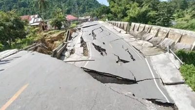 Longsor di Desa Watuawu  Jalan Trans Sulawesi Putus, Pemkab Poso dan BPJN Bertindak Cepat