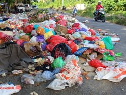Sampah Bertumpuk di Pasar Sentral Parigi Kota Adipura