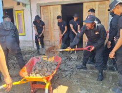 Satbrimob Polda Sulteng Bantu Warga Terdampak Banjir di Kabonena Palu