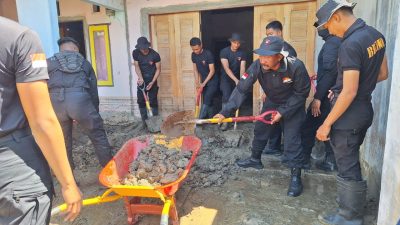 Satbrimob Polda Sulteng Bantu Warga Terdampak Banjir di Kabonena Palu