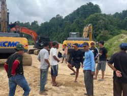 Masyarakat Desa Kayuboko Tertibkan Tujuh Alat Berat di Area Pertambangan Emas