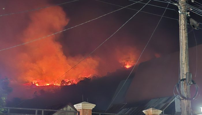 Karhutla di Kecamatan Sidoan Mengancam Pemukiman Warga Dan Rumah Ibadah