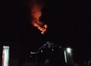 Darurat Kebakaran! Api dari Pegunungan Ambason Mekar Mengancam Rumah Warga