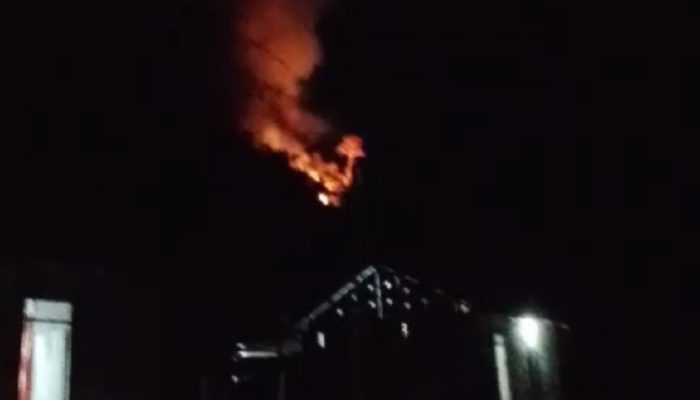 Darurat Kebakaran! Api dari Pegunungan Ambason Mekar Mengancam Rumah Warga