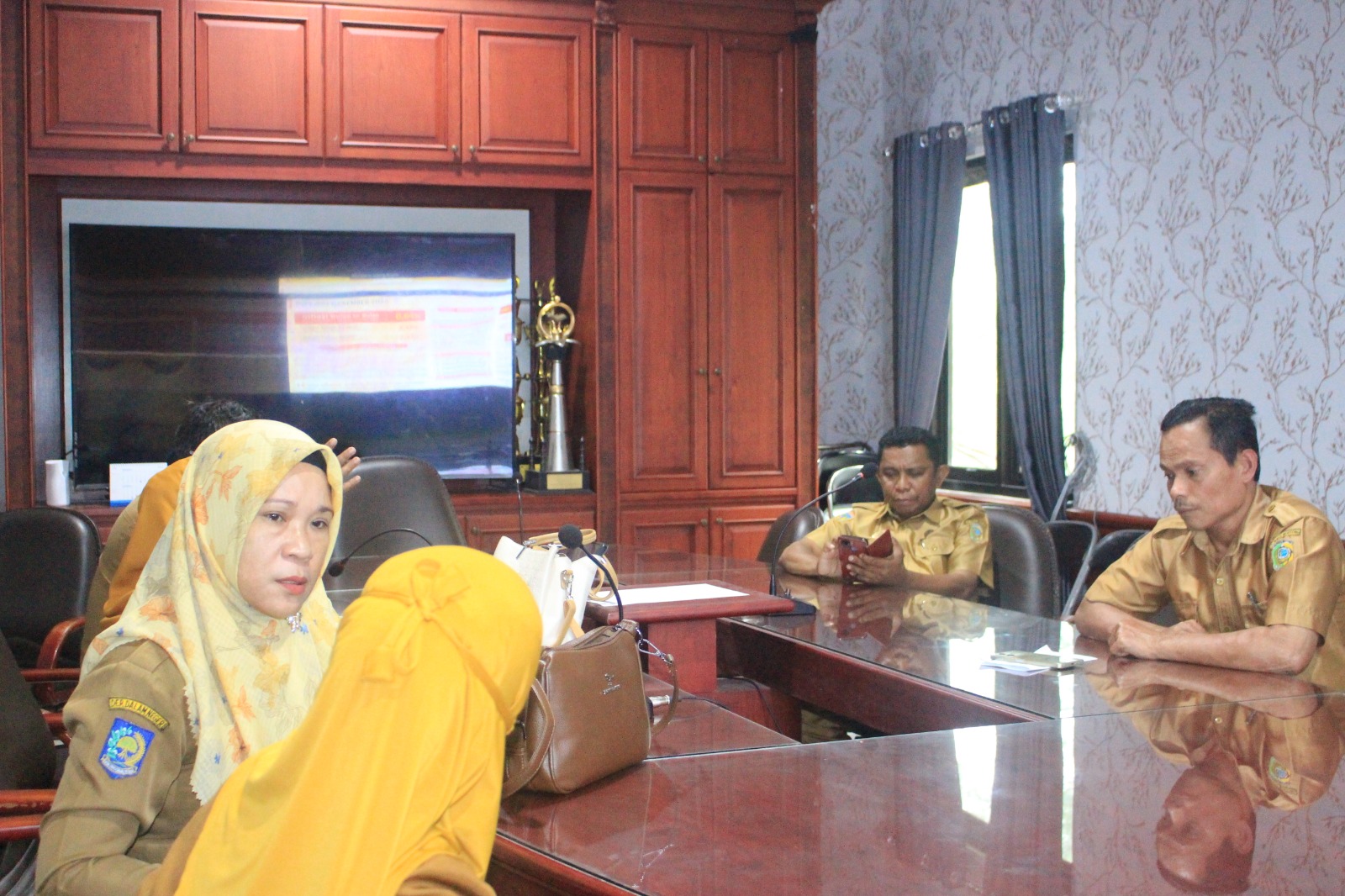 Bisalanews.id,Parmout - Pemerintah Daerah Kabupaten Parigi Moutong mengikuti Rapat Koordinasi (Rakor) Pengendalian Inflasi Daerah yang dirangkaikan dengan evaluasi dukungan pemerintah daerah terhadap Program Tiga Juta Rumah. Kegiatan tersebut berlangsung di Ruang Rapat Bupati Parigi Moutong, Senin (12/01/2026).