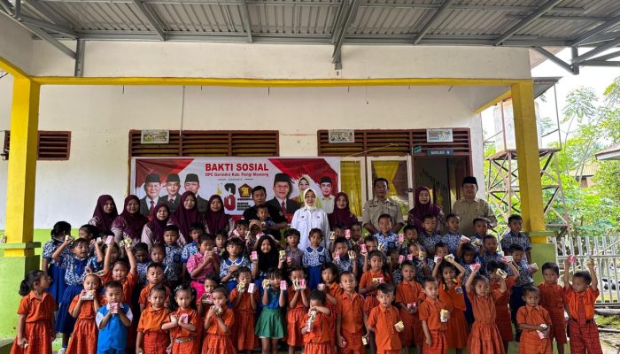 Gerindra Rayakan HUT ke-18, Zalzulmida Djanggola dan DPC Parigi Moutong Bagi Susu di Tiga Kecamatan