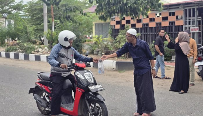 Berkah Ramadhan, Sayutin Budianto Tongani Bersama Kader NasDem Berbagi Ratusan Takjil