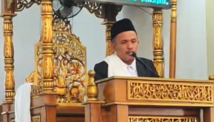 Anleg Abdin Temba Isi Khutbah Idulfitri di Kayuboko, Tekankan Istiqamah dan Peran Masjid