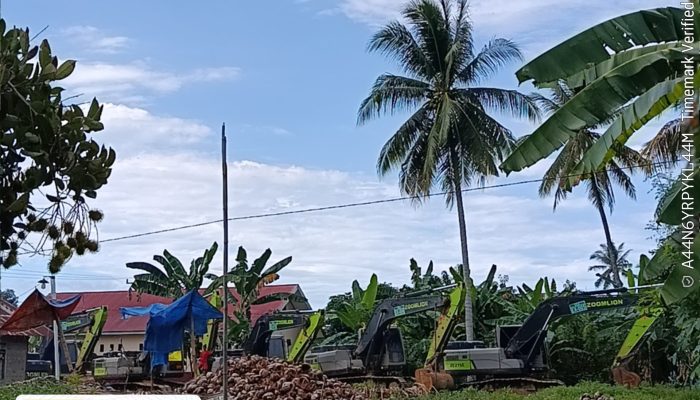 Diduga Terkait Aktivitas PETI, Enam Unit Excavator Terparkir di Samping SDK Olobaru