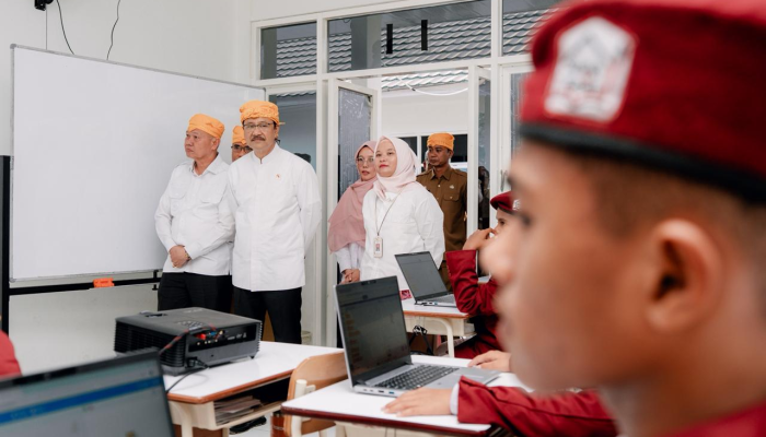 Menteri Sosial Tinjau Sekolah Rakyat di Sigi, Pastikan Laptop Digunakan untuk Pembelajaran
